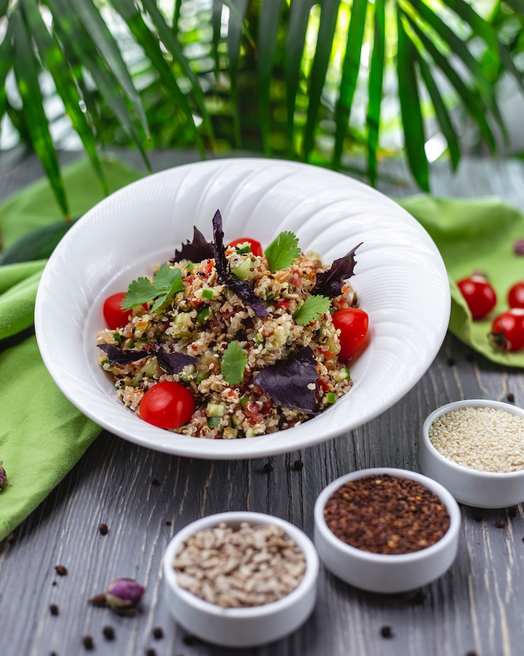 मुफ़्त फोटो quinoa salad tomato cucumber basil parsley side view