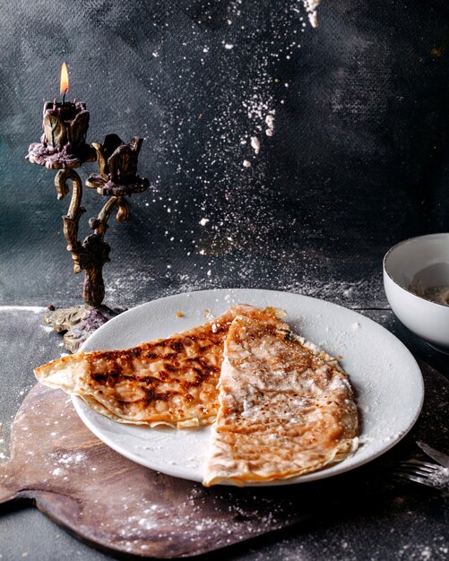 Qutabs 회색 표면에 하얀 접시 안에 맛있는 맛있는 동부 식사