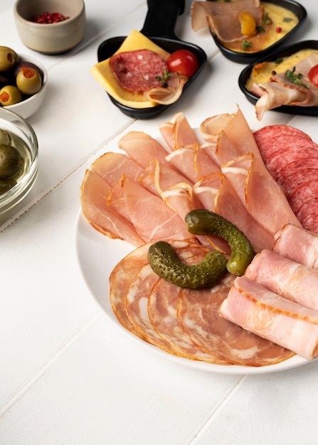 Foto gratuita piatto da raclette con assortimento di cibo delizioso