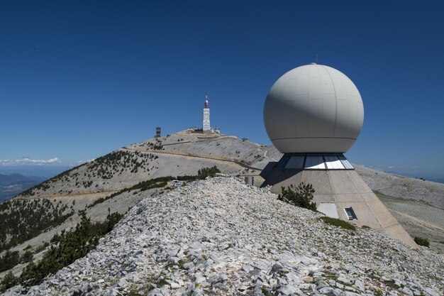 フランスのヴァントゥー山の頂上近くのレーダー基地
