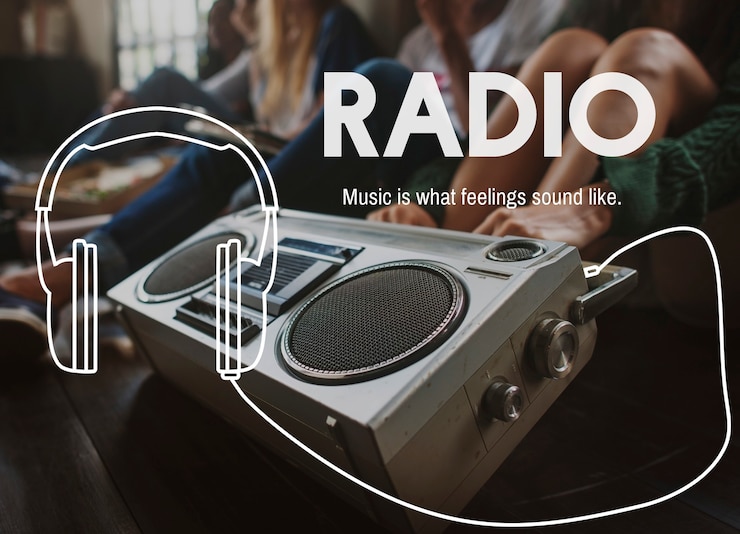 Free Photo radio advertising with group of friends