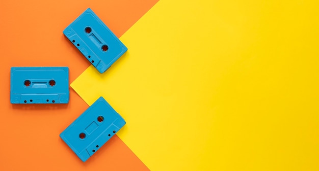 Foto gratuita concetto di radio con cornice di cassette