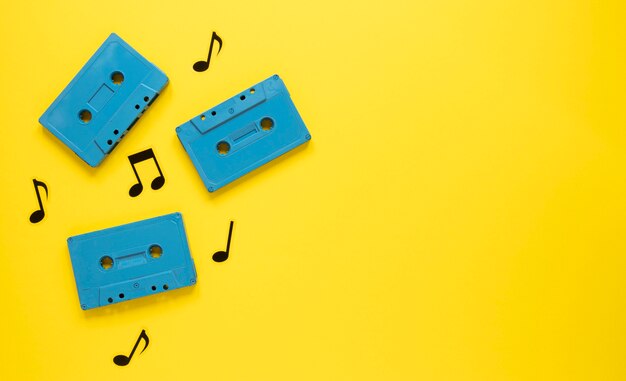 Концепция радио с винтажными синими кассетами