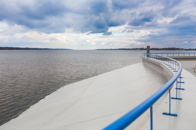 Free photo railing by the sea