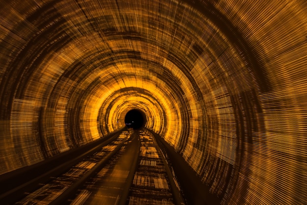 Free photo railroad track in tunnel
