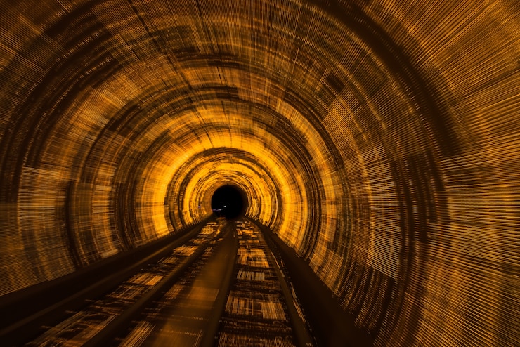 Free Photo railroad track in tunnel