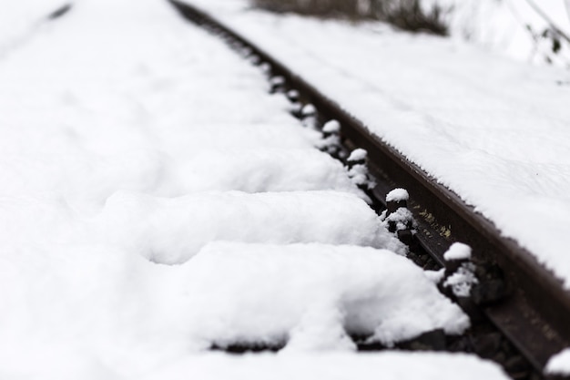 Foto gratuita una ferrovia ricoperta di neve bianca e liscia