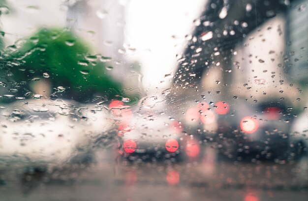 車のガラスの雨滴