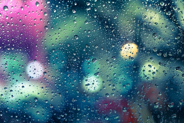 Дождь падает на окно