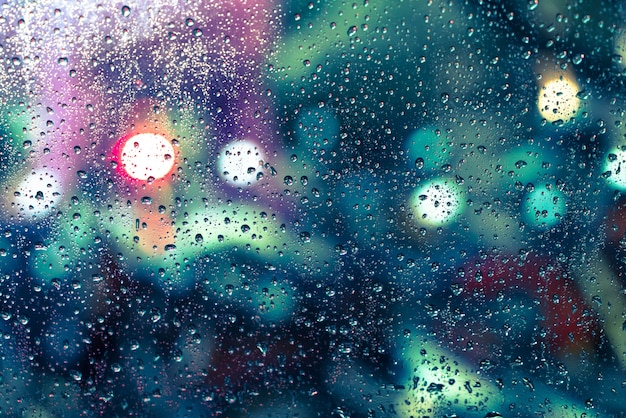 Дождь падает на окно
