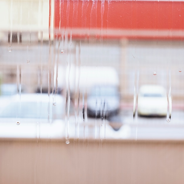 窓に雨が降る