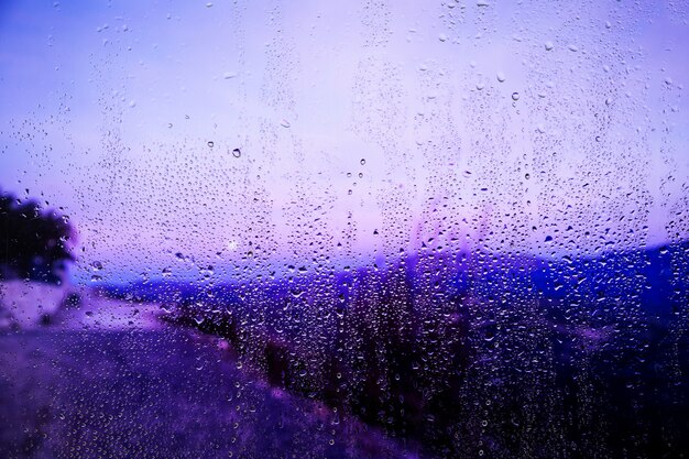 ビーチの背景に雨の影響