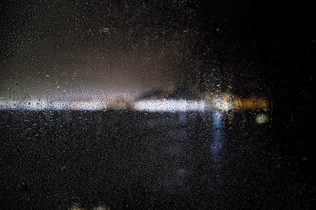 街の夜の背景に雨の影響