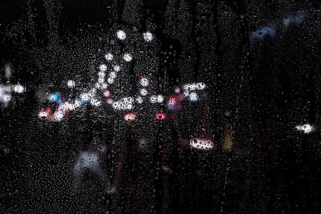 街の夜の背景に雨の影響