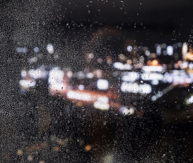 夜の背景に雨の影響