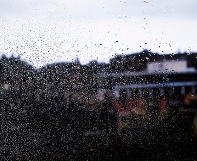 無料写真 都市の背景に対する雨の影響