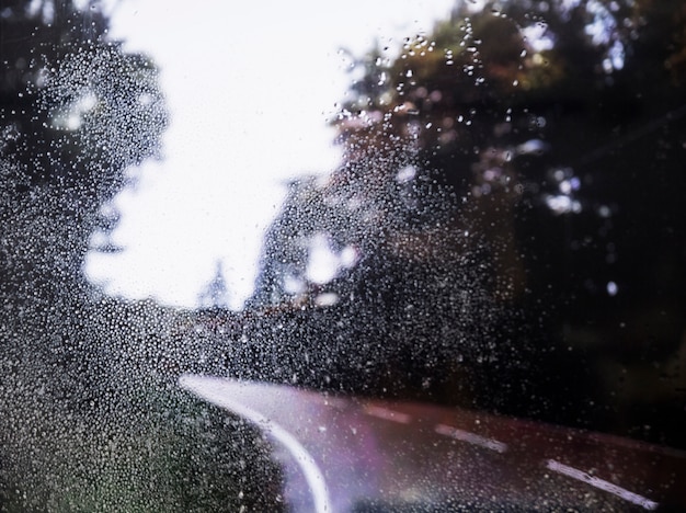 Эффект дождя на фоне дороги
