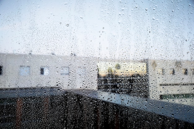 都市の背景に対する雨の影響