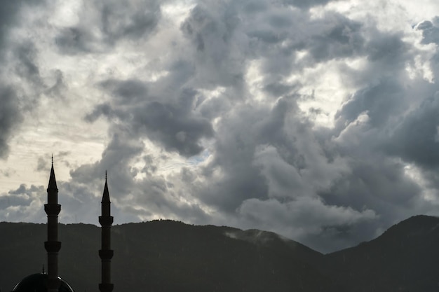 Бесплатное фото Дождь в горах минареты на фоне гор и дождевых облаков красота природы эгейского моря в турции идея для фона или экрана для рекламы