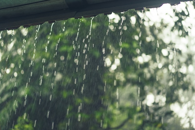 빌라 창문 밖에서 비가 내립니다.