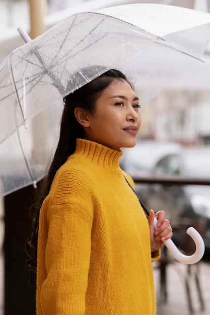 無料写真 傘を持つ若くて美しい女性の雨の肖像画