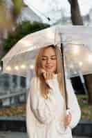無料写真 傘を持つ若くて美しい女性の雨の肖像画
