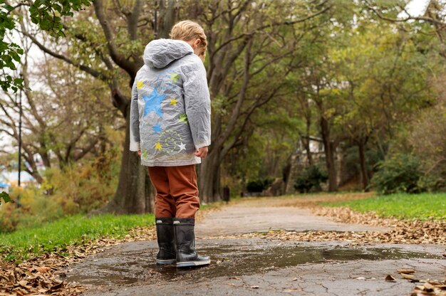 無料写真 若くてハンサムな男の子の雨の肖像画