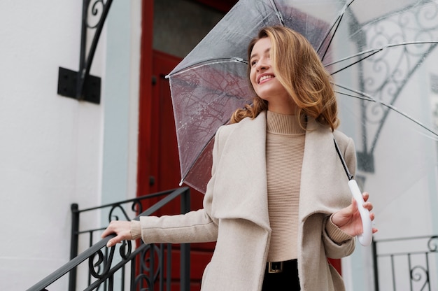 傘を持つ若い美しい女性の雨の肖像画