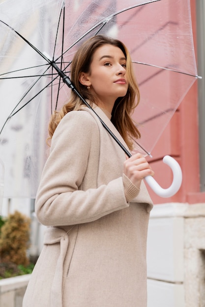 傘を持つ若い美しい女性の雨の肖像画