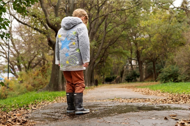 若くてハンサムな男の子の雨の肖像画