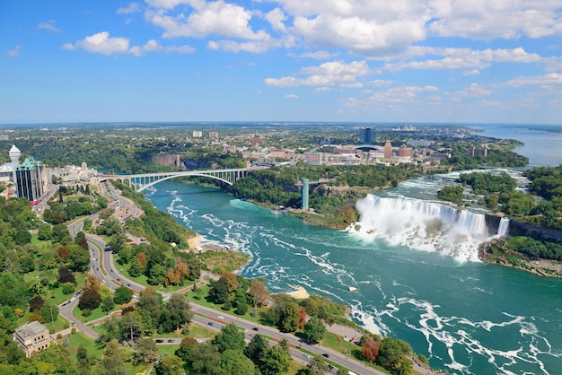 Бесплатное фото Радужный мост и американский водопад над рекой с голубым небом