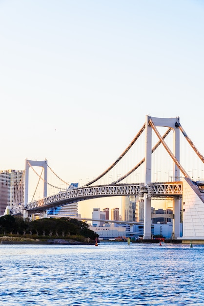 Радужный мост в городе Токио в Японии