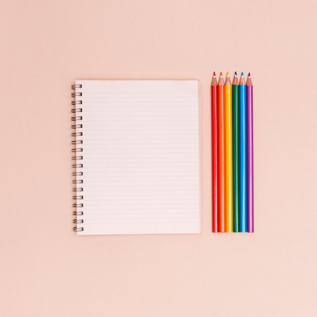 虹色の鉛筆とノート