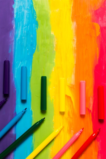 Foto gratuita sfondo colorato arcobaleno con pennarelli