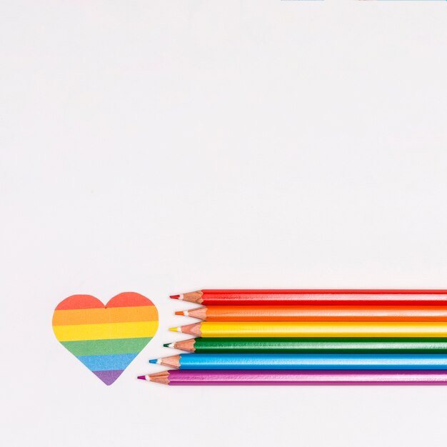 LGBT의 상징으로 무지개 하트와 컬러 연필