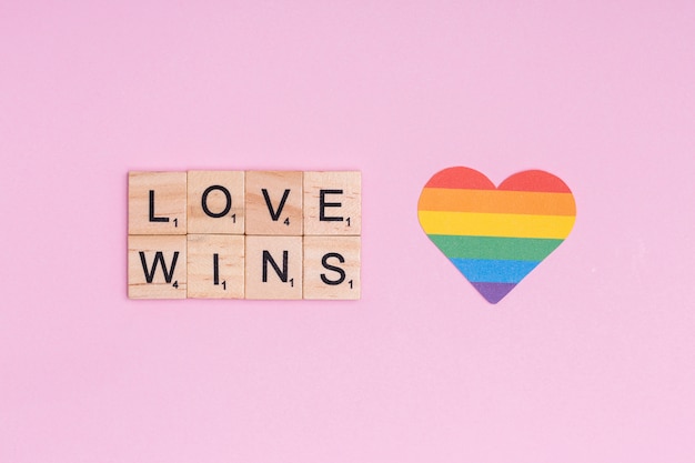 레인보우 하트와 LGBT 슬로건 LOVE WINS