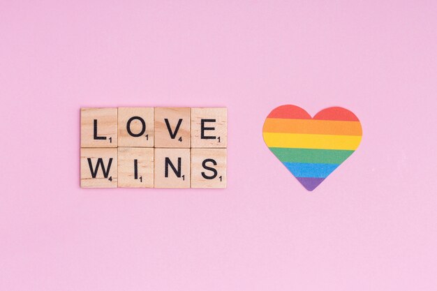 Радужное сердце и ЛГБТ-слоган LOVE WINS