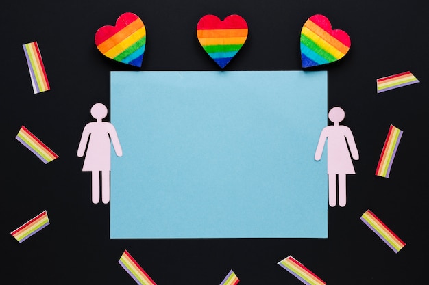 レズビアンカップルのアイコンと紙の虹の心