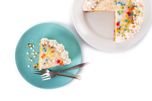 흰색 배경에 고립 된 무지개 레이어 케이크