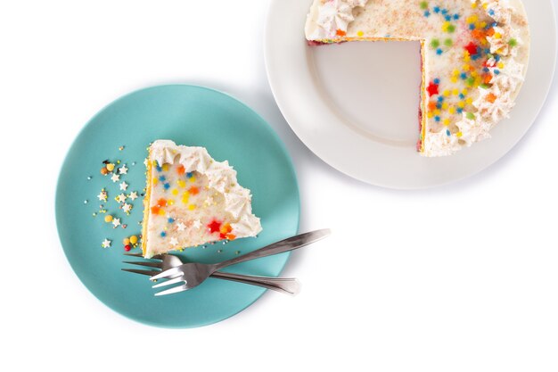 Радужный слоеный пирог, изолированные на белом фоне