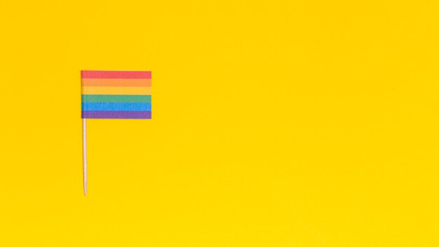 Радужный флаг ЛГБТ на желтом фоне