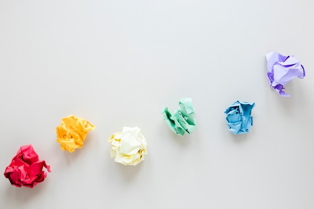 Радуга из разноцветных мятых бумажных шариков