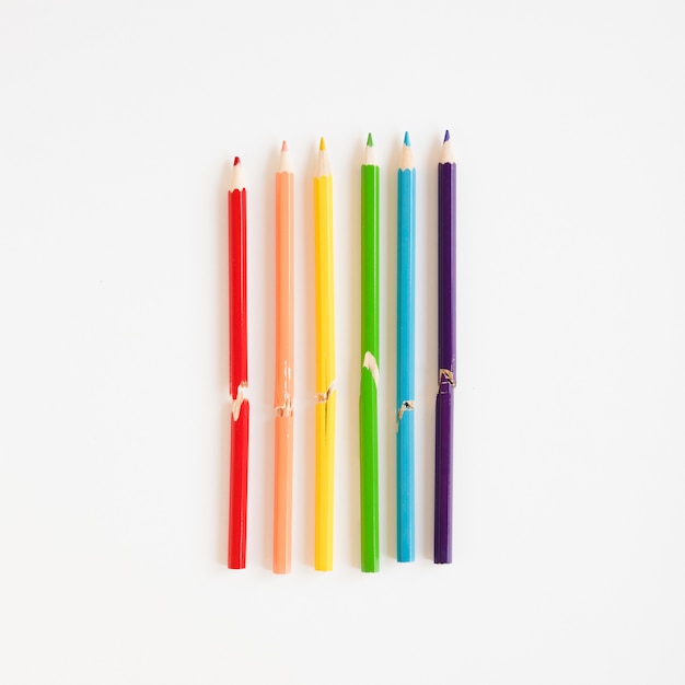 Free photo rainbow made of colorful pencils