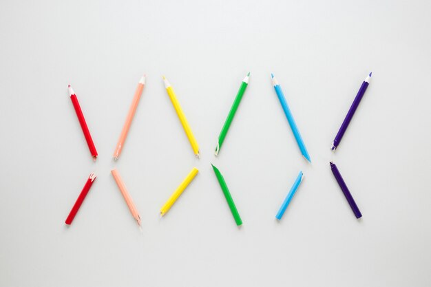 カラフルな鉛筆6本で作られた虹