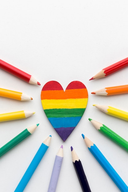 Foto gratuita bandiera orgoglio arcobaleno fatta da matite e cuore