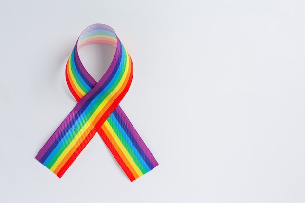 LGBTコミュニティのプライドコンセプトのためのレインボーリボンの認識