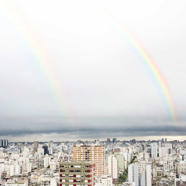 街の景色と空にかかる虹