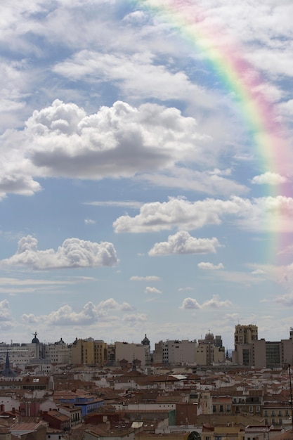 街の景色と空にかかる虹