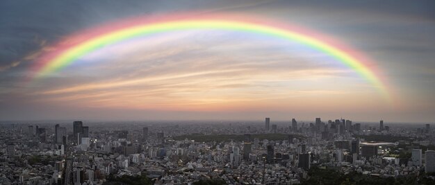 街の景色と空にかかる虹