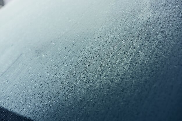 車のボンネットに雨粒。閉じる。